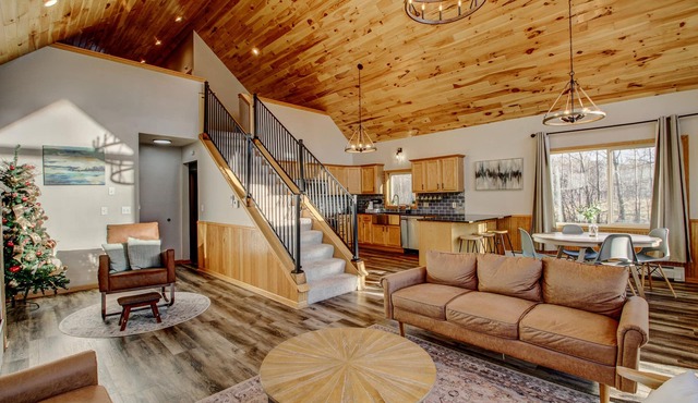 Private - 7 bed 3 bath Lake Cabin +Hot Tub +Dock +2 Pedal Boats +2 canoes +Sauna