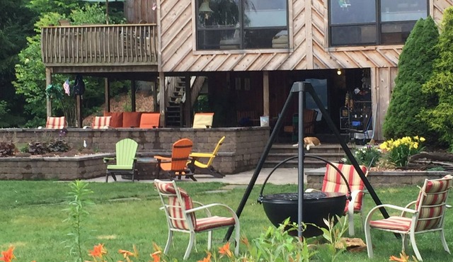 Private 70ft Lakefront Cabin,3br,3ba,Pet Friendly- Kayaks/Paddle boards provided