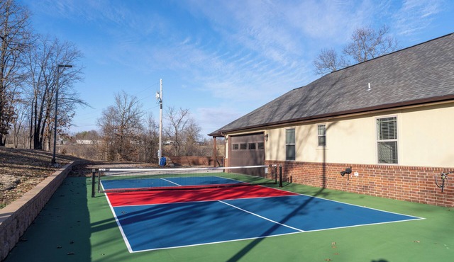 Private 82-Acre Lodge w/Pickleball court & Sleeps 18 Near Bentonville