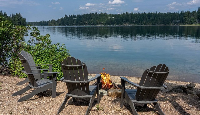 Private access to Swan Lake, hot tub, dock