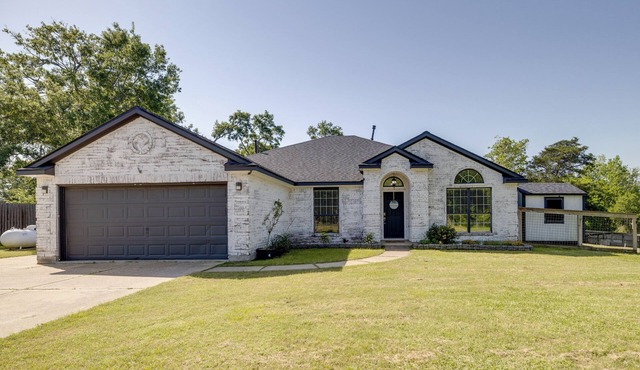 Private Acreage, Pergola & Fire Pit: Baytown Home