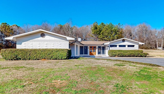 Private acreage with mountain views, alfresco dining, & grill - near Webb Lake