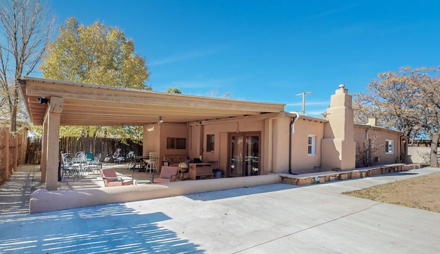 Private Adobe Haven: Gated Railyard Oasis with Outdoor Charm