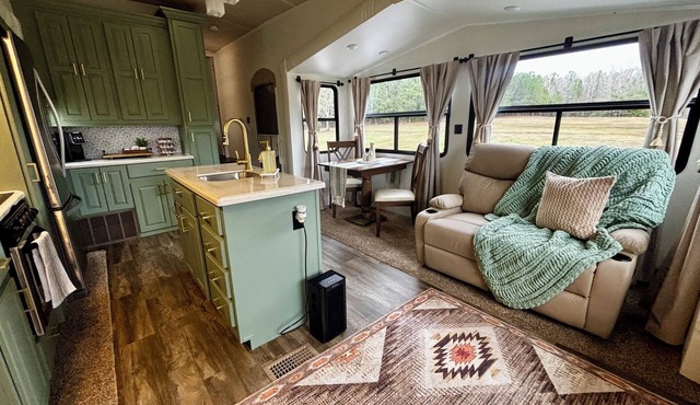 Private and peaceful RV retreat on a quiet pasture minutes from Callaway Gardens