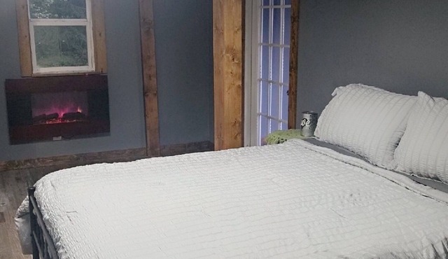 Private and charming 3-bedroom house in Grove City with wifi, firepit, and grill