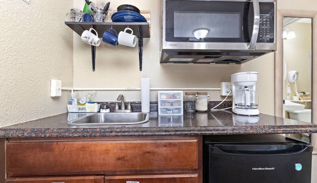 Private and cozy apartment in small town Kansas!