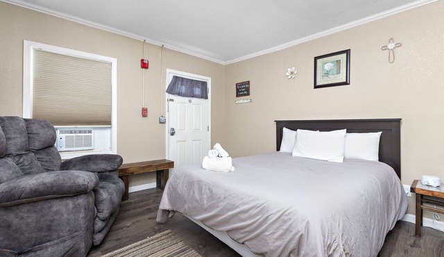 Private and cozy apartment in small town Kansas!