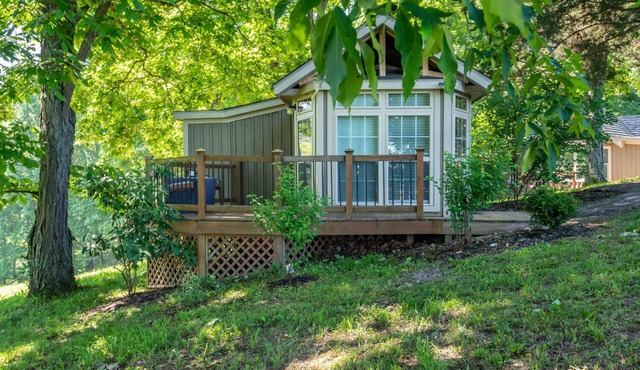 Private and Cozy Cottage with Spectacular Hilltop Views - Seasonal Pool &Hot tub