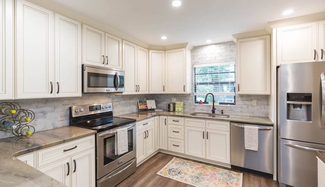 Private and Cozy w/hot tub, only a few blocks from Hyde Park Village