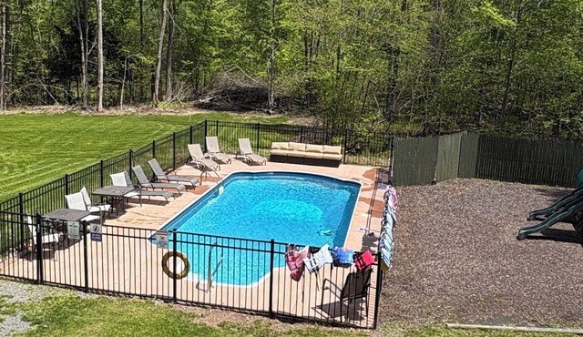 Private and Heated pool Hot tub, sauna, game room, swing Sat.