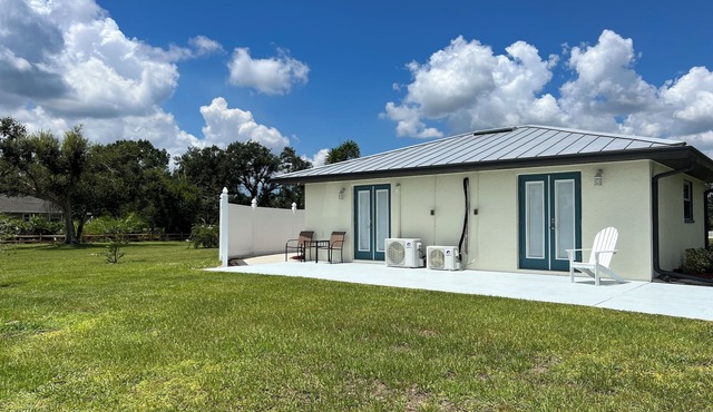 Private and nicely decorated guest house in a peaceful area. Full amenities!