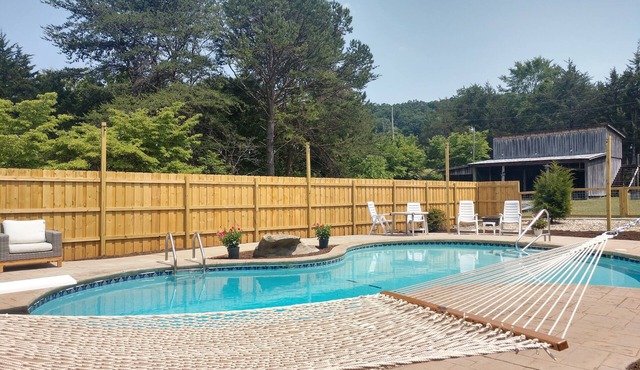 Private and peaceful cabin in convenient location with seasonal outdoor pool