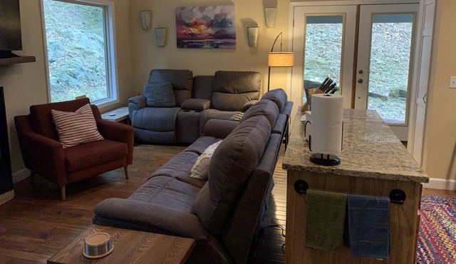 Private and Peaceful Mountain Getaway -Creekside, Firepit &Outdoor Life&HotTub