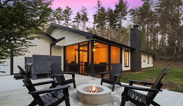 Private and Peaceful~ Hot Tub~ Fire Pit~ Game Room