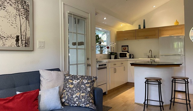 Private and peaceful one bedroom cottage Menlo Park California near 3 hospitals