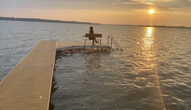 Private and Quiet Cottage with Stunning view of the Sunset. Great for fishing