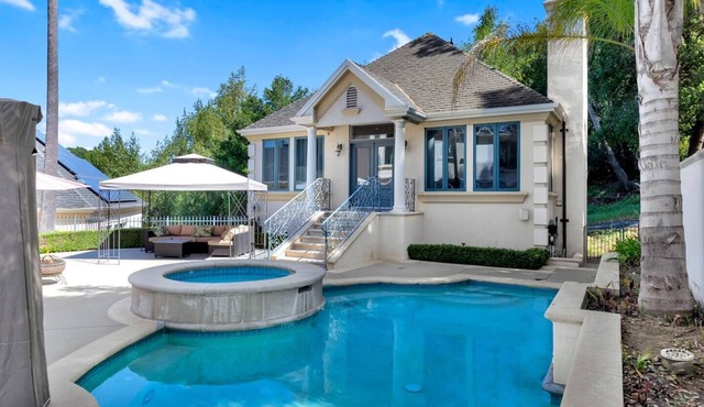 Private and quiet guest house nestled in the hills of Morgan Hill. Ideal for medical professionals, couples, and extended stays seeking peace, privacy, and easy access to Kaiser and South Bay amenities.