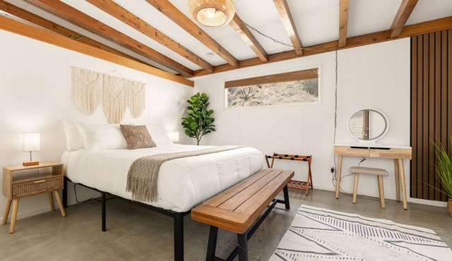 Private and secluded desert cabin with views. Close to JTNP and Pioneertown
