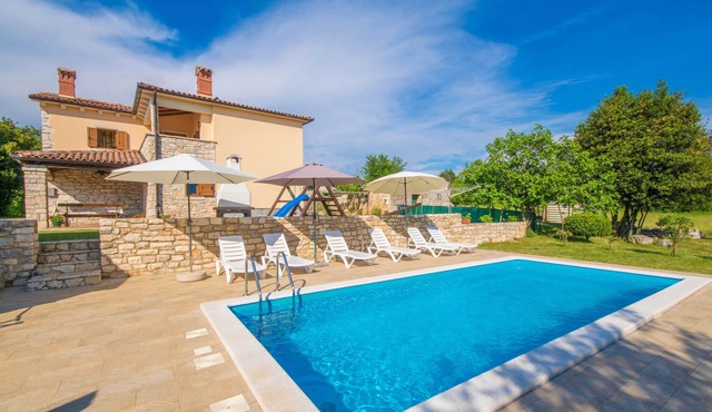 Private and secure 5000 sqm garden, pool, children's playground, only 9 km from the sea