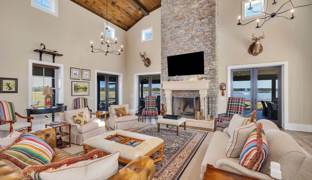 Private and Spacious 6-bedroom lodge on a lake