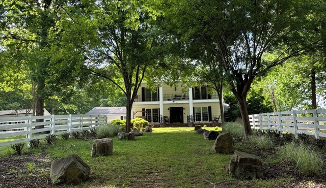 Private and Spacious 7-bedroom house in fabulous Brooks with pool and lake, WiFi