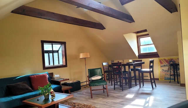Private and spacious Carriage House pet friendly