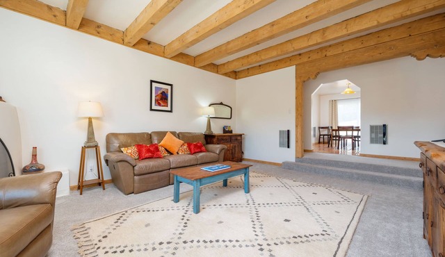 Private and spacious home near the Plaza with mountain views!