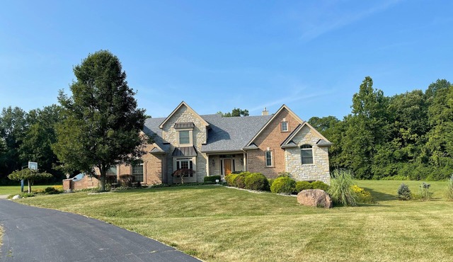 Private and Spacious home on 7 acres in Mason Ohio. Sleeps 16 - Kings Island