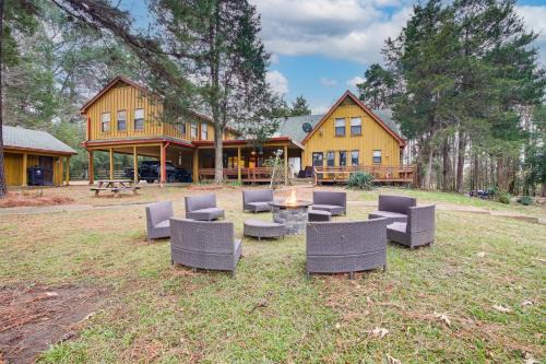 Private and Spacious Lakefront Home in Memphis!