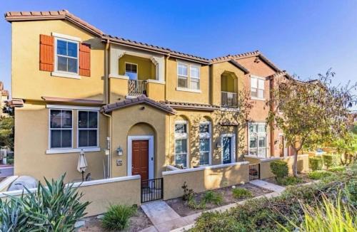 Private and Stylish 3Bdrm 3Ba Townhome, Gated Patio, King Bed, Spacious, Free Parking, Available now