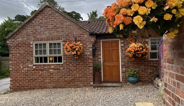 Private Annex, Parking, Wifi, 2mins to J48 A1 M1