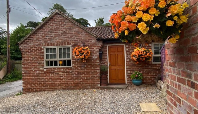 Private Annex Parking Wifi 2mins to J48 A1 M1