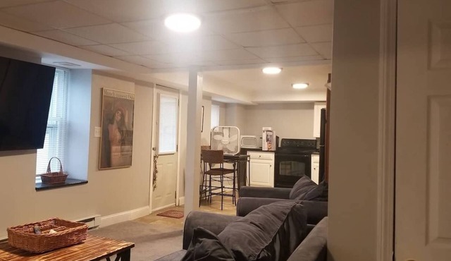 Private Apartment, 15 min walk to downtown Salem