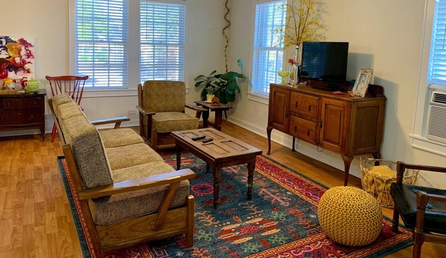 Private apartment in downtown Edna, Tx