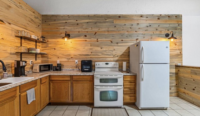 Private apartment located 1 mile from town