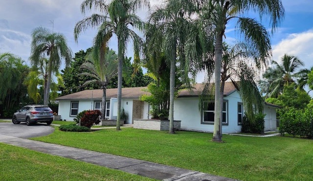 Private Apartment Miami Kendall near Zoo, The Falls Mall, and Miami Dade College