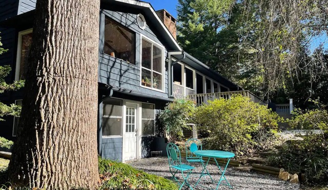 Private Apartment on Beautiful Grounds, Walking Distance to Landrum SC