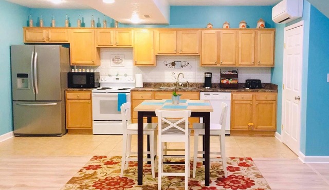 Private apartment that includes laundry facilities.Minutes from LU!
