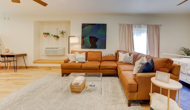 Private Apartment with pool, 5 min to downtown