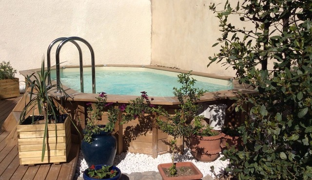 Private apartment with swimming pool and parking space