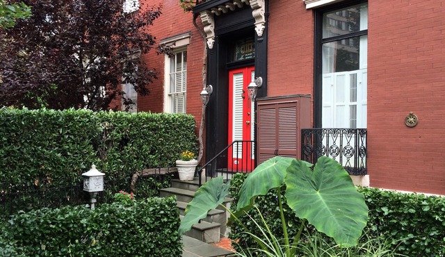 Private Apt. in Historic Home: Walk to Monuments, Museums & Convention Center.