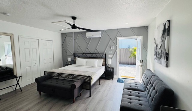 Private apt, king bed, laundry inside