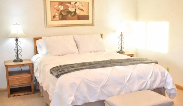 Private Apt w/Washer/Dryer-Parking-Kitchennn