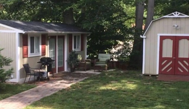 Private Apt with backyard