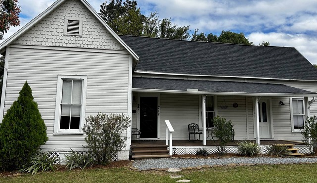 Private apt with hot tub-historic downtown yr. 1892