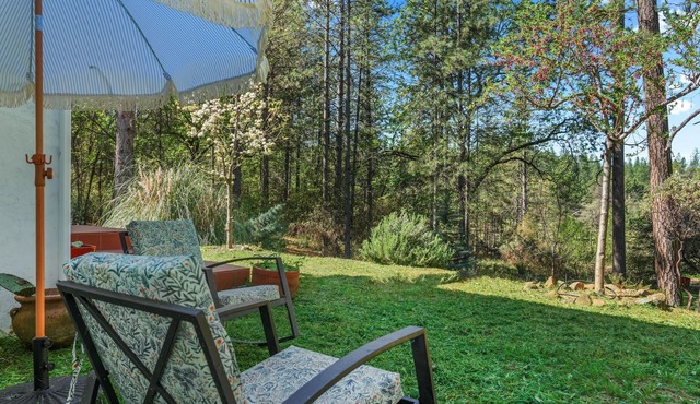 Private Art House: Sauna + Hot Tub: Close to Lakes