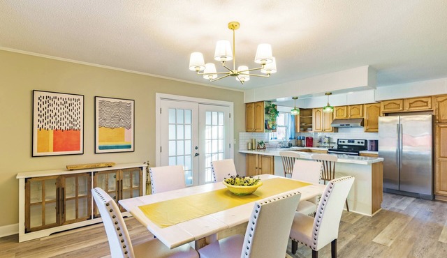 Private, artistic 3-bedroom house on 32 lush acres in RDU minutes to Duke/UNC