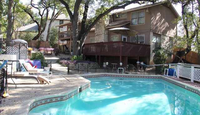 Private Austin Oasis, sleeps 10+, 4 Rooms, Game, Campfire, Playscape, Pool, Tent