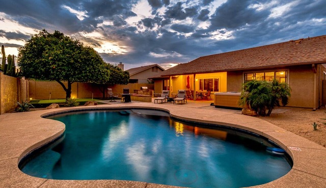 Private backyard, & heated pool . Enjoy Spring Training, Football, PGA & Nascar