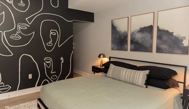 Private Balcony Abstract Apt Dwtn GR w/parking and King Bed